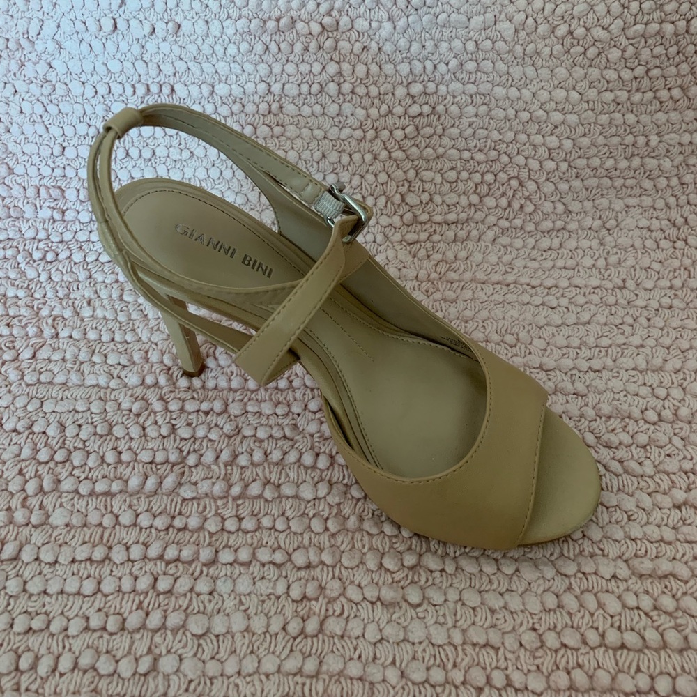 Gianni Bini classic nude 3 inch heels/sandals